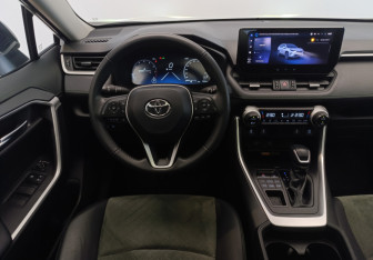 Подержанный автомобиль Toyota RAV4 2024 года (13 фото)