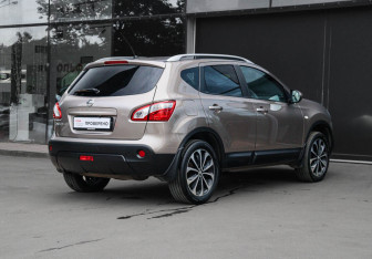 Подержанный автомобиль Nissan Qashqai 2012 года (3 фото)
