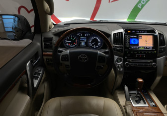 Подержанный автомобиль Toyota Land Cruiser Suv 2012 года (10 фото)