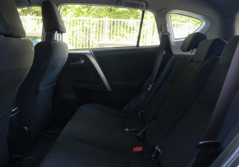 Подержанный автомобиль Toyota RAV4 2014 года (8 фото)