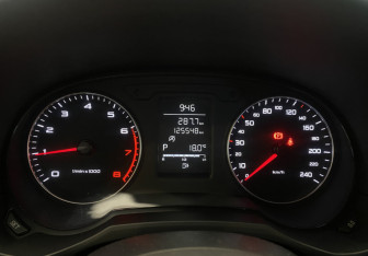 Подержанный автомобиль Audi A1 2014 года (16 фото)
