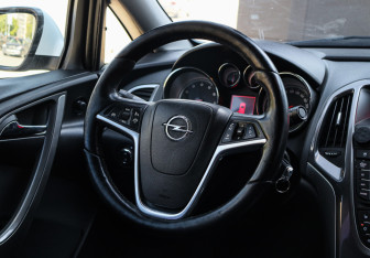Подержанный автомобиль Opel Astra Sedan 2013 года (11 фото)