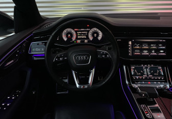Подержанный автомобиль Audi Q8 2019 года (13 фото)