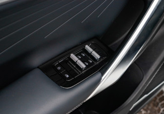 Подержанный автомобиль Geely Atlas 2024 года (18 фото)