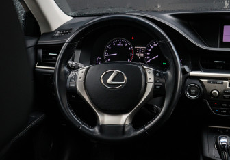 Подержанный автомобиль Lexus ES 2012 года (12 фото)