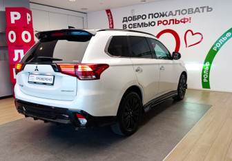 Подержанный автомобиль Mitsubishi Outlander 2022 года (4 фото)
