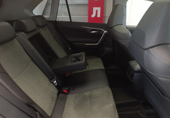 Подержанный автомобиль Toyota RAV4 2024 года (9 фото)