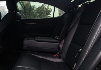 Подержанный автомобиль Lexus ES 2012 года (9 фото)