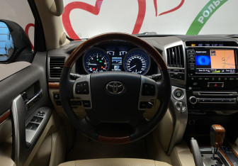 Подержанный автомобиль Toyota Land Cruiser Suv 2012 года (14 фото)