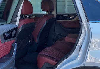 Подержанный автомобиль Hongqi HS5 2024 года (11 фото)