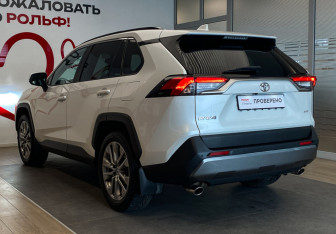 Подержанный автомобиль Toyota RAV4 2021 года (6 фото)