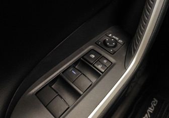 Подержанный автомобиль Toyota RAV4 2025 года (16 фото)