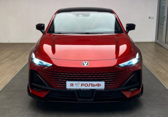 Подержанный автомобиль Changan UNI-V 2023 года (2 фото)