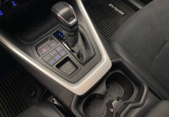 Подержанный автомобиль Toyota RAV4 2021 года (13 фото)