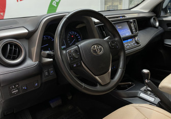 Подержанный автомобиль Toyota RAV4 2017 года (14 фото)