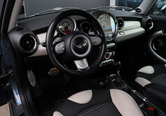 Подержанный автомобиль MINI Hatch 2009 года (9 фото)