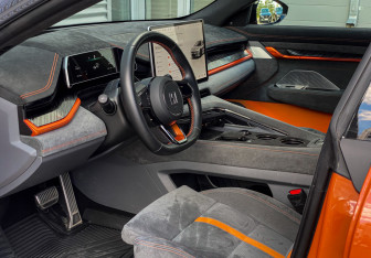 Подержанный автомобиль Zeekr 001 2023 года (16 фото)