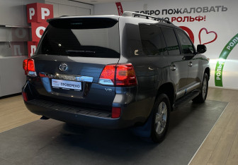 Подержанный автомобиль Toyota Land Cruiser Suv 2012 года (4 фото)