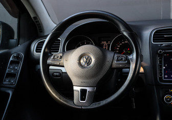 Подержанный автомобиль Volkswagen Golf Hatchback 2012 года (10 фото)