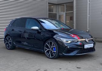 Подержанный автомобиль Volkswagen Golf R Hatchback 2021 года (3 фото)