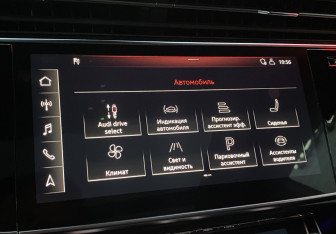 Подержанный автомобиль Audi Q8 2019 года (19 фото)