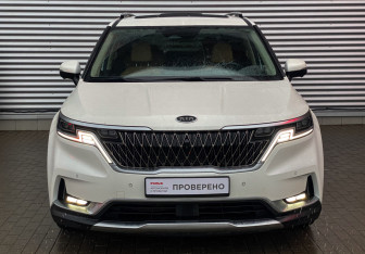 Подержанный автомобиль Kia Carnival 2020 года (2 фото)