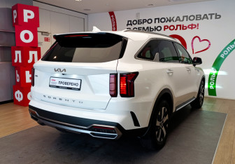 Подержанный автомобиль Kia Sorento 2022 года (4 фото)