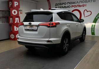 Подержанный автомобиль Toyota RAV4 2017 года (4 фото)