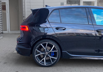 Подержанный автомобиль Volkswagen Golf R Hatchback 2021 года (10 фото)