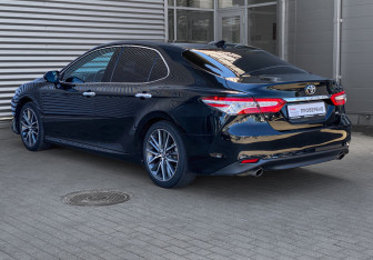 Подержанный автомобиль Toyota Camry Sedan 2023 года (8 фото)