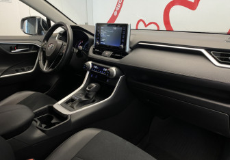 Подержанный автомобиль Toyota RAV4 2021 года (7 фото)