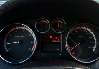 Подержанный автомобиль Peugeot 308 Hatchback 2011 года (15 фото)