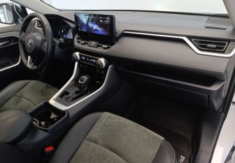 Подержанный автомобиль Toyota RAV4 2024 года (8 фото)