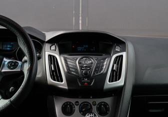 Подержанный автомобиль Ford Focus Hatchback 2015 года (10 фото)