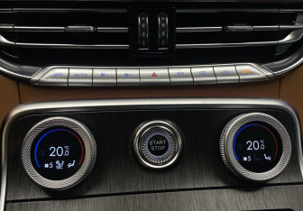 Подержанный автомобиль Hongqi H9 2024 года (22 фото)