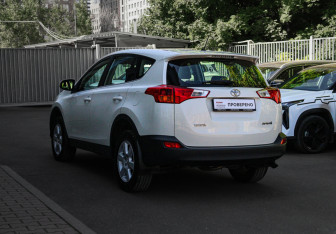 Подержанный автомобиль Toyota RAV4 2014 года (6 фото)
