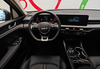 Подержанный автомобиль Kia K5 2025 года (10 фото)