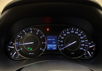 Подержанный автомобиль Nissan Patrol 2014 года (12 фото)