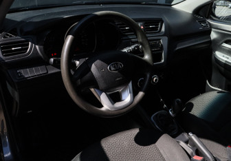 Подержанный автомобиль Kia Rio Hatchback 2013 года (12 фото)