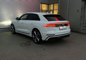Подержанный автомобиль Audi Q8 2019 года (6 фото)