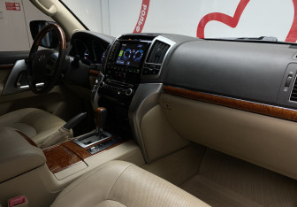 Подержанный автомобиль Toyota Land Cruiser Suv 2012 года (9 фото)