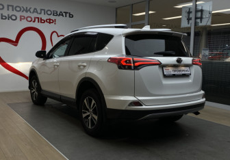 Подержанный автомобиль Toyota RAV4 2017 года (6 фото)