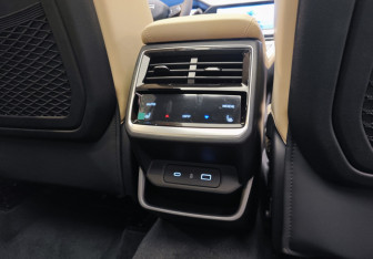Подержанный автомобиль Geely Monjaro 2024 года (15 фото)