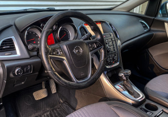 Подержанный автомобиль Opel Astra Sedan 2014 года (13 фото)