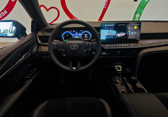Подержанный автомобиль Toyota Camry Sedan 2025 года (9 фото)