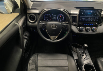 Подержанный автомобиль Toyota RAV4 2016 года (11 фото)