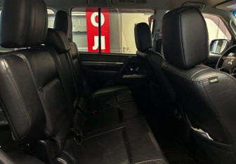Подержанный автомобиль Mitsubishi Pajero 2011 года (8 фото)