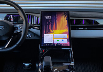 Подержанный автомобиль Geely Atlas 2024 года (13 фото)