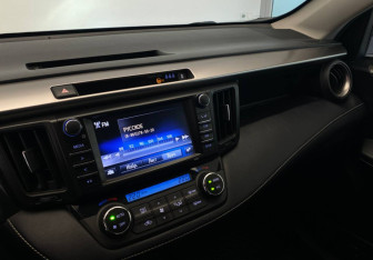 Подержанный автомобиль Toyota RAV4 2017 года (8 фото)