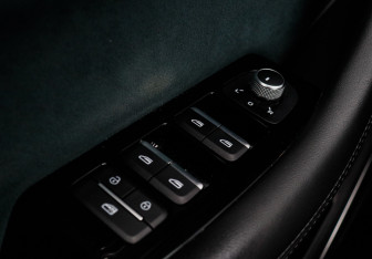 Подержанный автомобиль Geely Monjaro 2023 года (19 фото)